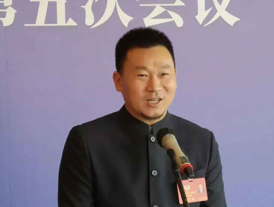 202204221343.jpg 为进一步展示市政协团结、民主、开放、自信的形象,向市民和网友展示政协委员的履职风采,中山市政协十二届五次会议在2月4日上午开幕前开设“委员通道”,市政协委员、开云官方站网页版登录入口-开云(中国)公司总经理陈朝阳走进“委员通道”,回应社会关切的问题。他就如何做好城市应急管理规划的问题进行发言,并回答记者提问。.jpg